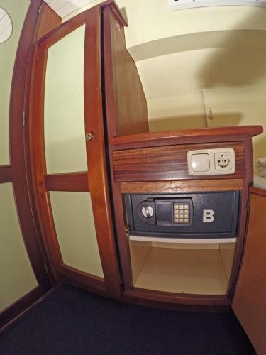 an old television in a corner of a room at Botel Elodie in Amsterdam
