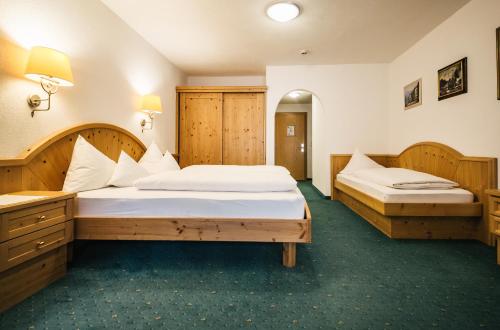 Postel nebo postele na pokoji v ubytování Hotel Grieshof