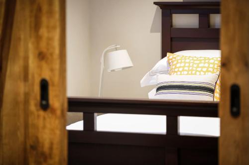 łóżko piętrowe z lampką i poduszkami w obiekcie Gileston Manor-Self catering w mieście Saint Athan