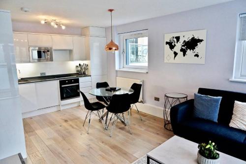 Kuchyňa alebo kuchynka v ubytovaní 2BR/2Bath Luxury Modern Flat in the City London