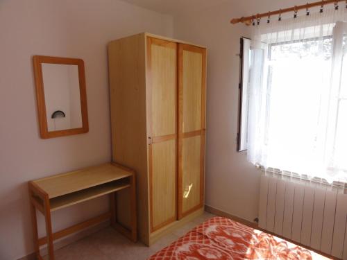 - une chambre avec une armoire en bois et un miroir dans l'établissement Apartment Bolko - near the beach, à Banjole