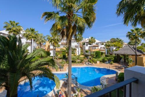 Vista de la piscina de Cubo's Apartamento 1/A Arenas de Marbella o alrededores