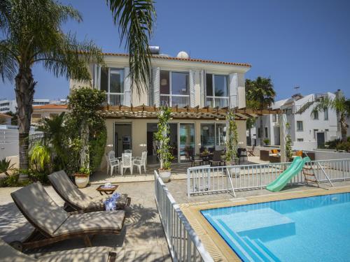 Piscina en o cerca de Asteria Villa by the Sea