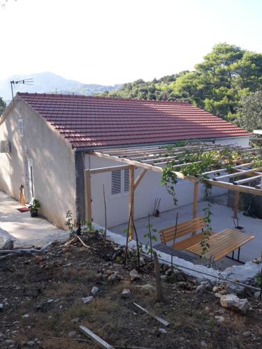 Το κτήριο όπου στεγάζεται  το διαμέρισμα