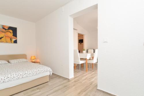 Postel nebo postele na pokoji v ubytování Apartments Ilija 1363