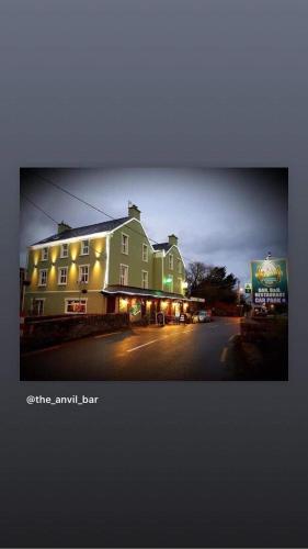 un gran edificio verde con luces en una calle en The Anvil Bar B&B, en Castlemaine