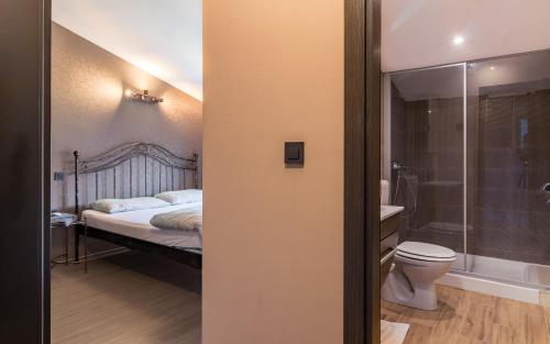 uma casa de banho com uma cama, um WC e um chuveiro em Apartmani Kažun - App 4 - Ferienhaus em Fažana