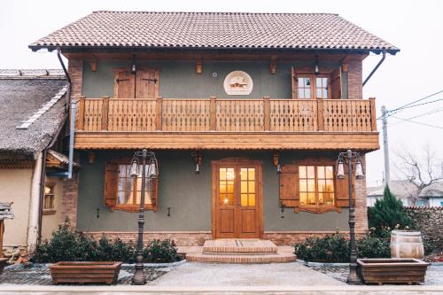 ein Haus mit einer Terrasse darüber in der Unterkunft Gagauz Sofrasi in Congaz