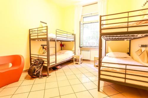 Poschodová posteľ alebo postele v izbe v ubytovaní The Beehive