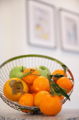 a basket of oranges and green apples on a table at Heidelberg Apheartments in Heidelberg