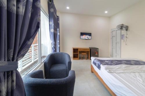 a hospital room with a bed and two chairs at MrLee Dalat House in Da Lat