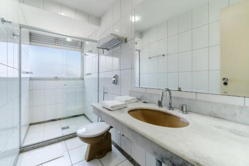 uma casa de banho com um lavatório, um WC e um chuveiro em Alice Vitoria Hotel By Nobile em Vitória