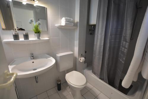 Ένα μπάνιο στο Modernes Appartement im Kurgebiet
