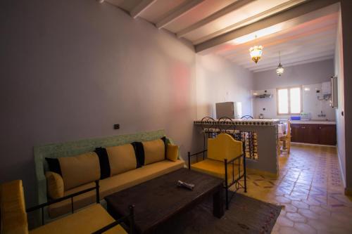 Coin salon dans l'établissement Hassilabiad Appart Hotel