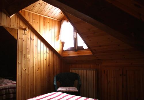 Un pat sau paturi într-o cameră la Premia - Your Home From Home