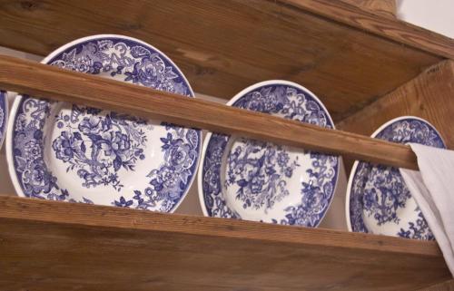 a shelf filled with blue and white china at Contrada Beltramelli in Villa di Tirano