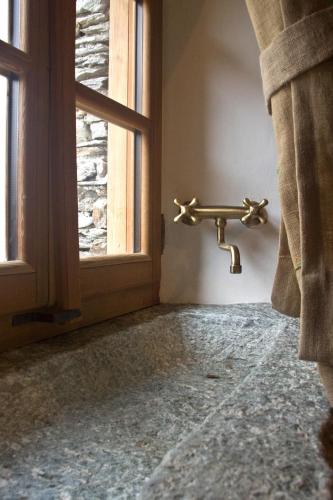 an empty room with a door and a window at Contrada Beltramelli in Villa di Tirano