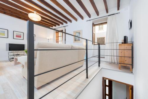 Dormitorio tipo loft con litera y TV en Casa Mercat, en Pollensa