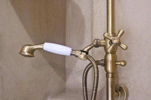 a brass shower faucet with a sprayer at Contrada Beltramelli in Villa di Tirano