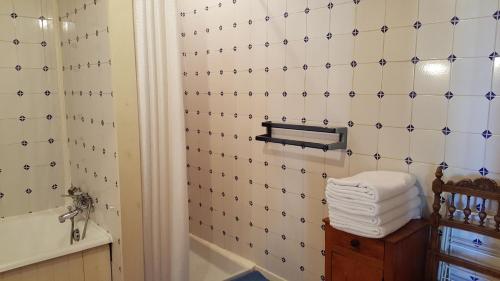 y baño con pared de azulejos y toallero. en Gîte 5 personnes, en Fleurville
