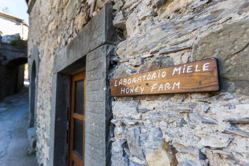 a sign on the side of a stone building at Agriturismo Montagna Verde Apella in Licciana Nardi