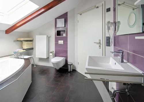 a bathroom with a sink and a toilet at Ferienwohnung Lausitzer Seenland Tom in Großräschen