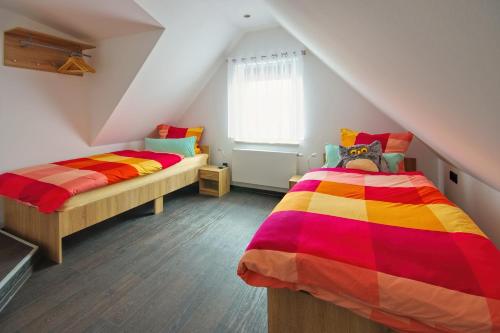 two beds in a room with a attic at Ferienwohnung Lausitzer Seenland Tom in Großräschen