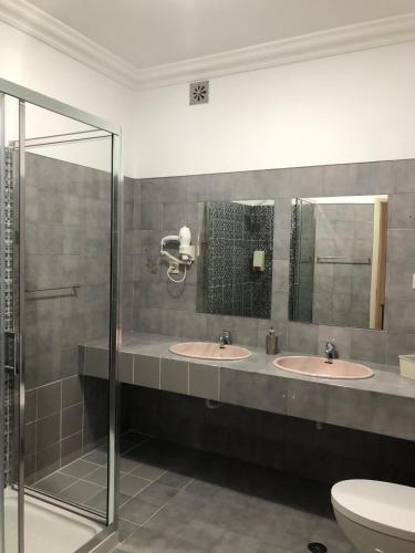 a bathroom with two sinks and a shower at Casa da Retorta in Alcains