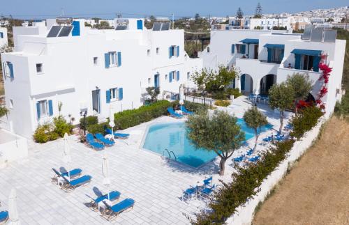 uma vista aérea de um hotel com uma piscina e edifícios brancos em Dedalos Studios Naxos em Naxos Chora