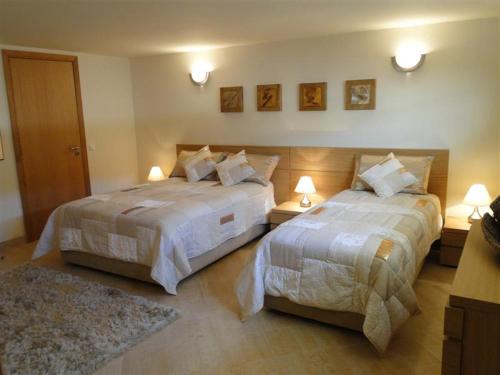 two beds in a hotel room with two lamps at Apartment D3, Palmyra in Quarteira