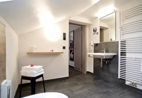 A bathroom at Bahnhof-Erzingen, hotel, coffee & more