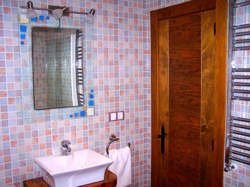 a bathroom with a sink and a mirror at Posada Valle de Güemes in Güemes