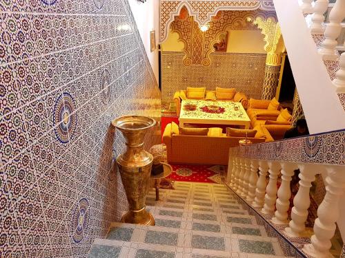 uma escada num quarto com uma cama ao fundo em Riad Jasmine Sud em Zagora