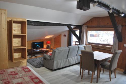salon z kanapą i stołem w obiekcie Chalet l'Aiglon w mieście Saint-Gervais-les-Bains