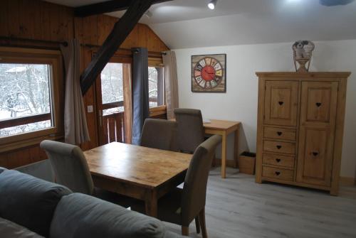 een eetkamer met een houten tafel en stoelen bij Chalet l'Aiglon in Saint-Gervais-les-Bains