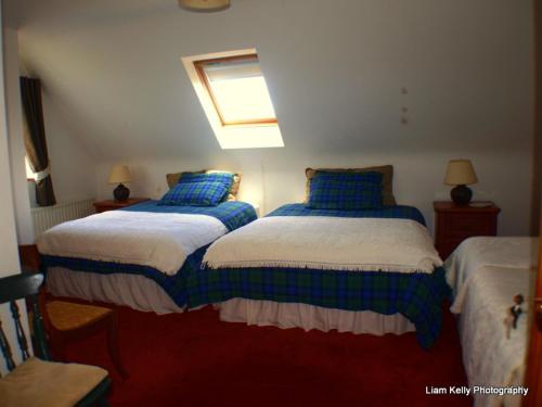 アキルにあるLakefield Galleryのベッドルーム1室(青と白のシーツが備わるベッド2台付)
