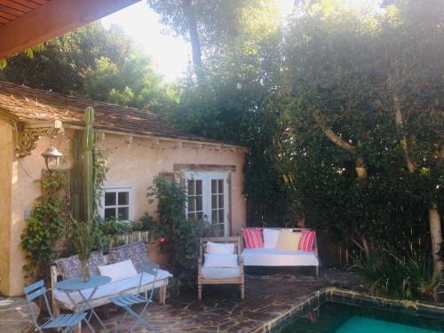 Kolam renang di atau di dekat Under the Tuscan Sun Cottage in West Los Angeles