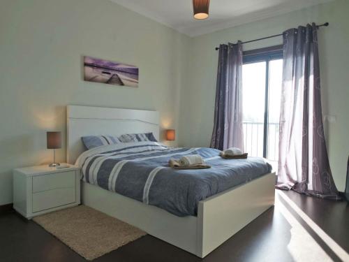 B03 - Luxury 2 Bed Lagos Marina في لاغوس: غرفة نوم بيضاء بها سرير ونافذة