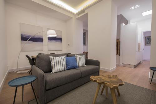 High Ceiling Duplex Apartment at Cais do Sodre