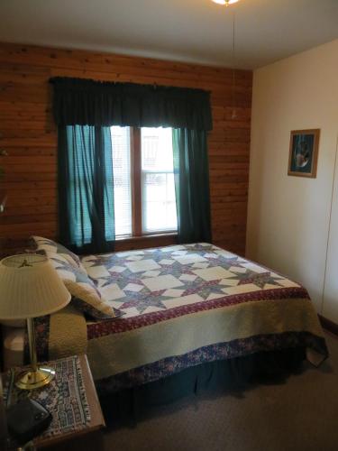 Ένα ή περισσότερα κρεβάτια σε δωμάτιο στο Crandell Mountain Lodge