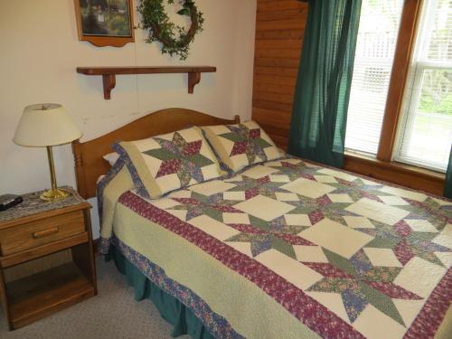 Ένα ή περισσότερα κρεβάτια σε δωμάτιο στο Crandell Mountain Lodge