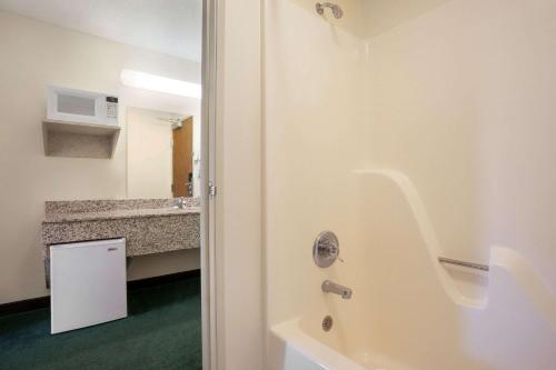A bathroom at Travelodge by Wyndham Morrill