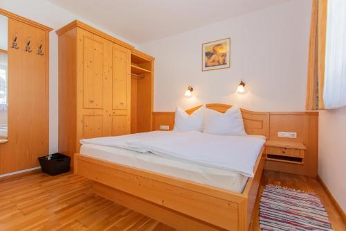 グロースアルルにあるBauernhof Schornlehenのベッドルーム(白いシーツを使用した大型ベッド1台付)