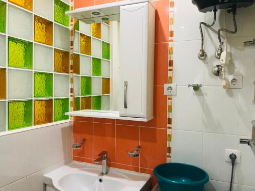 ソチにあるApartment Gorkogoのバスルーム(洗面台、鏡付)
