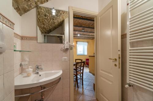 ein Bad mit einem Waschbecken und einem Spiegel in der Unterkunft Borgo San Pietro in Agnone
