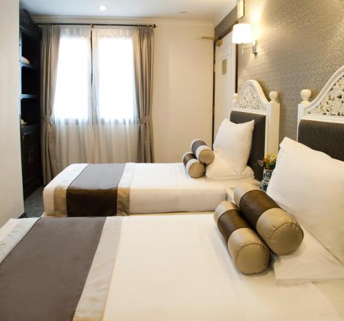 Tempat tidur dalam kamar di The Inn at Temple Street