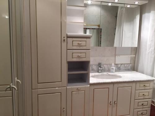 une salle de bain avec un lavabo et un miroir dans l'établissement NICE 115 BY THE SEA, à Nice