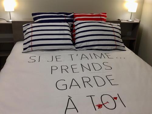 - un lit avec 2 oreillers et un panneau dans l'établissement NICE 115 BY THE SEA, à Nice