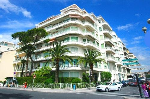 NICE 115 BY THE SEA