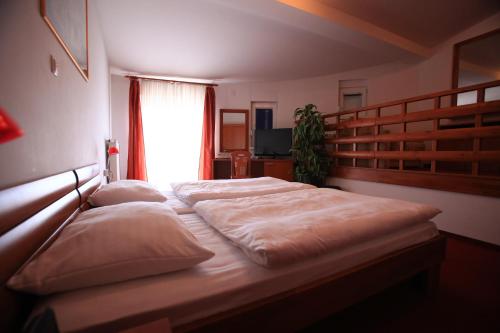Llit o llits en una habitació de Hotel Orion